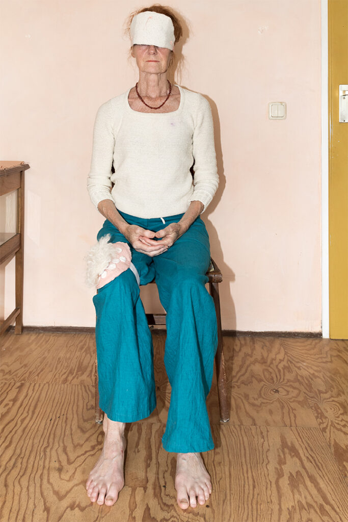Nell Berger performance artist kunstenaar muren van glas embassy of loneliness