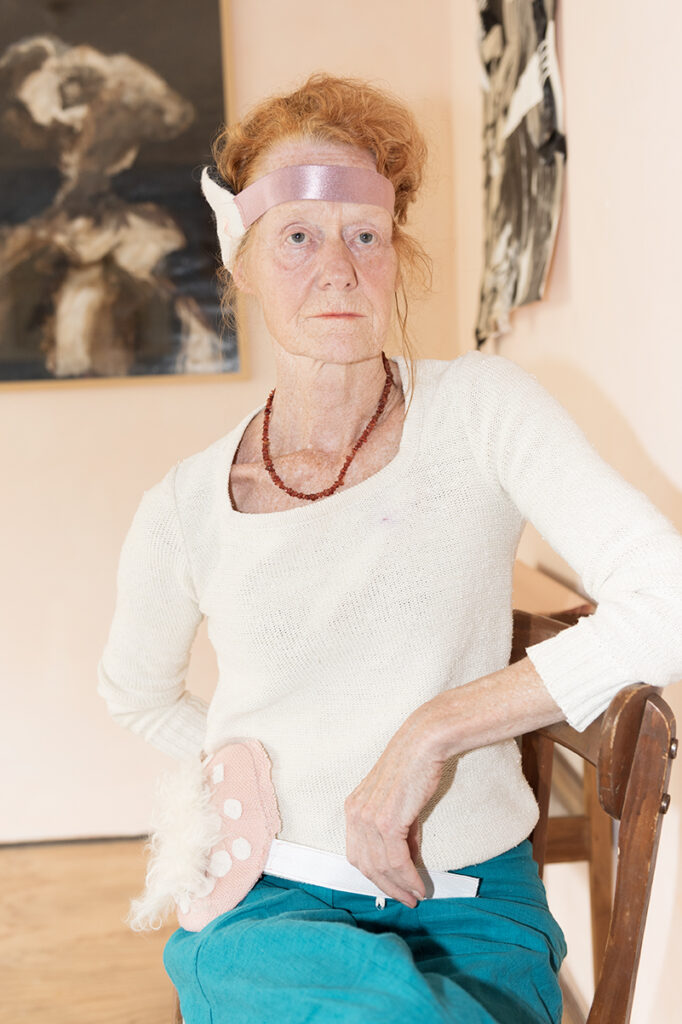 Nell Berger performance artist muren van glas embassy of loneliness eenzaamheid