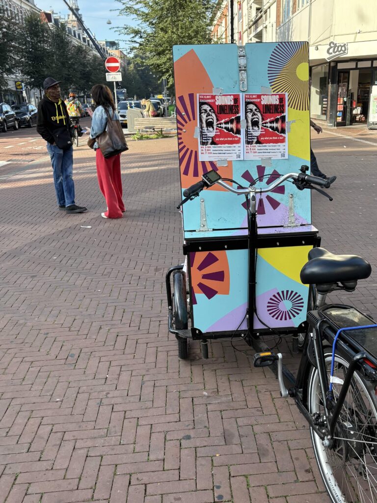 bezoeker in gesprek